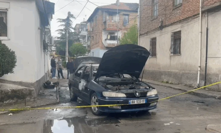 Përfshihet nga flakët makina në Korçë