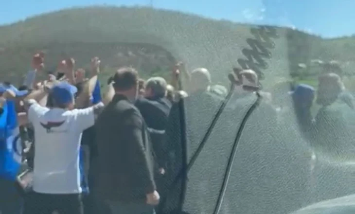Qindra qytetarë dalin e presin përgjatë rrugës për Dibër, Berisha i ‘surprizon’, zbret nga makina dhe…