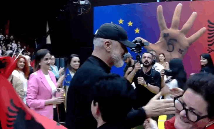 “Synojmë 9 mandate në qark”/ Pas Kavajës, Rama takim me gratë e vajzat e Durrësit