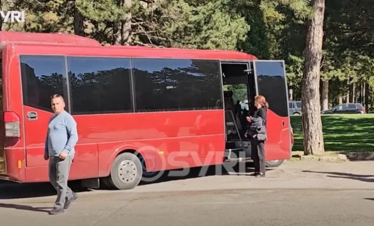 SYRI TV/ Takimi në Korçë, gratë erdhën me autobusë, Rama nxjerr administratën në mitingje