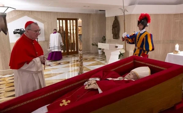Vatikani publikon pamjet e Papa Françeskut në arkivol, do të shihet edhe nga publiku