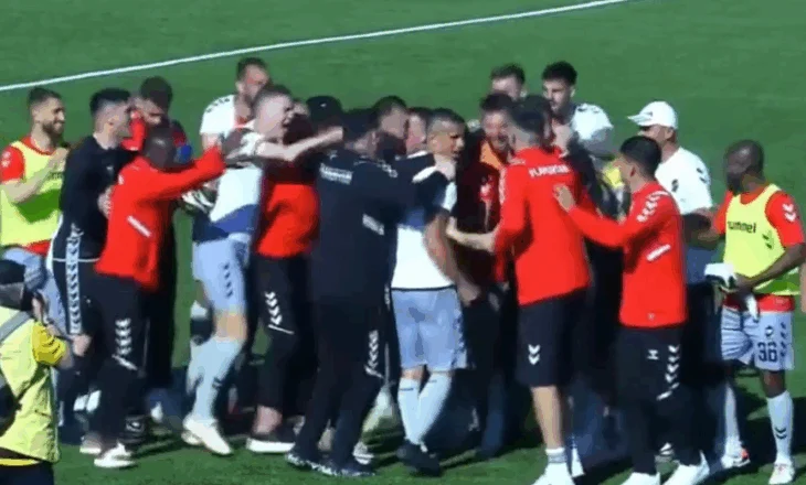 VIDEO/ Momente që shihen rrallë në futboll, te Vora-Flamurtari festojnë të dyja ekipet