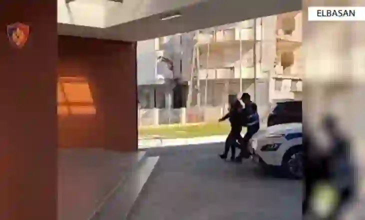 Vodhi një makinë gjatë natës, policia arreston 19-vjeçarin në Elbasan