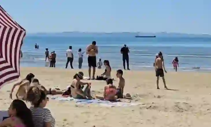 1 Maji festohet ndryshe këtë vit, qytetarët mbushin bregdetin në Durrës