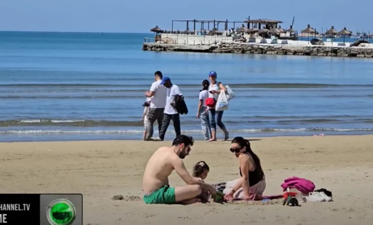 1 Maji gjen plazhet plot në Durrës, dita e pushimit sjell shumë vizitorë në breg të detit