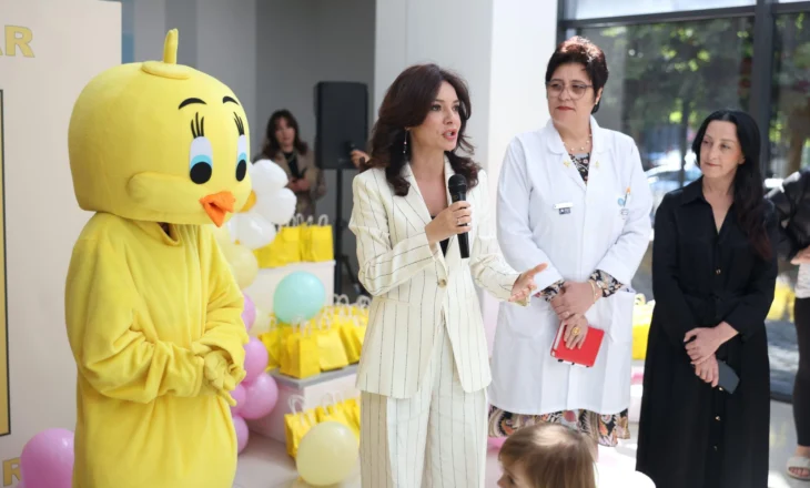 1 Qershori, Spiropali shpërndan dhurata për fëmijët e shtruar në repartin e Pediatrisë