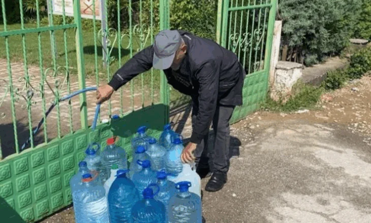 10 familje të fshatit Përbreg në Kukës pa ujë të pijshëm, banori: Mbushim tek xhamia ose në lokale