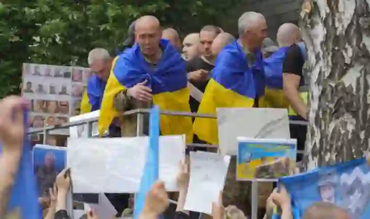 1000 të burgosur ukrainas kthehen në shtëpi, Zelensky: Do t’i sjellim të gjithë robërit në atdhe
