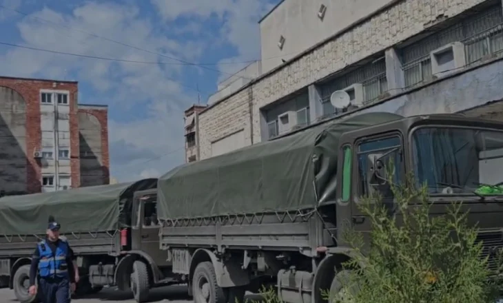 ’11 Maji’/ Në masa të rrepta sigurie, mbërrijnë në bashkinë e Elbasanit materialet zgjedhore