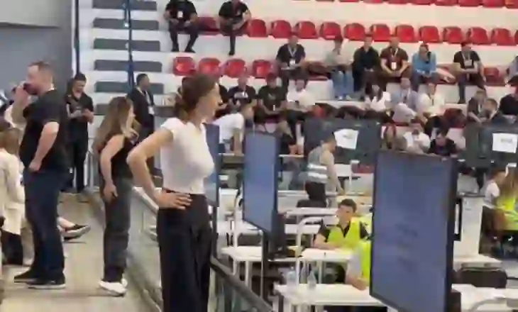 11 maji/ Zegjine Çaushi ndjek numërimin në Parkun Olimpik: Po shoh procesverbalin, po filmoj