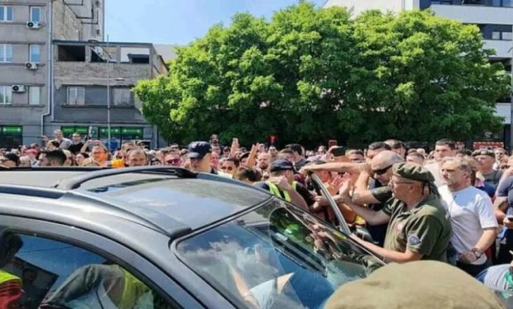 6 muaj nga tragjedia në Novi Sad, incidente gjatë protestave, makina tenton të marrë para protestuesit