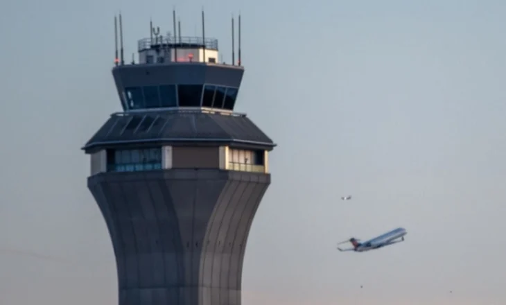 87 sekonda tmerri, ja si e humbën kontrollorët e trafikut ajror kontaktin me shumicën e avionëve në hapësirën ajrore të Nju Jorkut