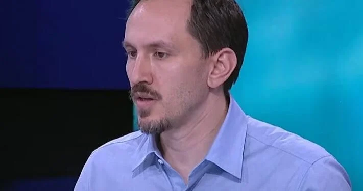 A do ia lësh mandatin Arlind Qorit? Ja si përgjigjet deputeti i Lëvizjes Bashkë