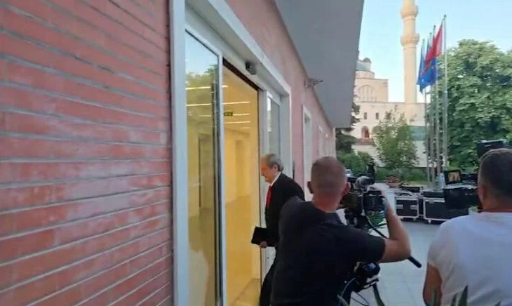 A do ketë dorëheqje? Berisha hyn në selinë e PD, do zhvillojë mbledhje me drejtuesit politikë të qarqeve