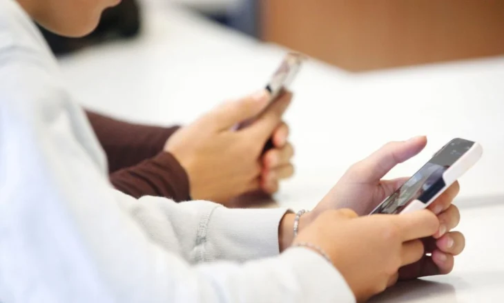 A do të ndalohen telefonat inteligjentë në shkollat e BE-së?