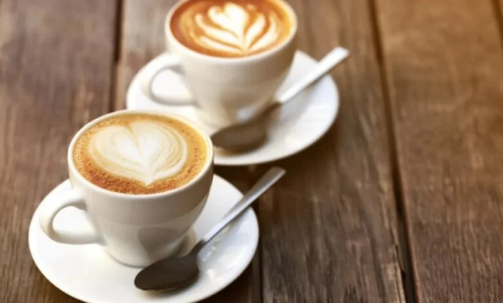 A është e dëmshme të pish kafe me stomakun bosh?