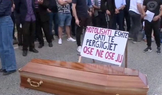 “A ka mundësi të mos hani…”, Murrizi shpërthen ndaj votuesve që protestuan me arkivol, por votuan për PS
