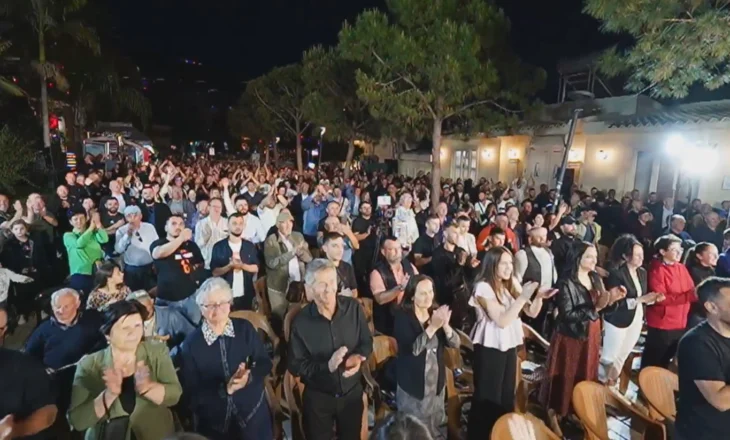 Adriatik Lapaj pritet në vendlindje me një miting madhështor – VIDEO