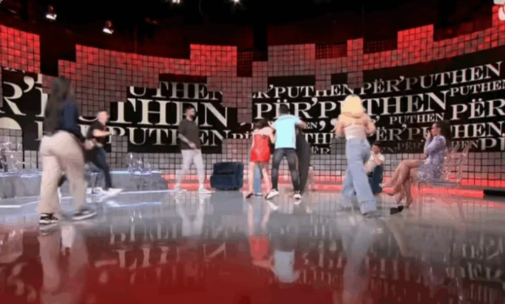 Agravon situata në Përputhen, dy vajzat kapen për flokësh në studio (VIDEO)