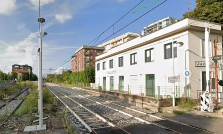 Aksident fatal në Itali/ Vajza 14-vjeçare goditet nga treni, ndërron jetë në vend