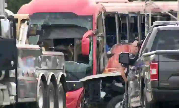 Aksident i rëndë/ Autobusi me turistë përplaset me një kamion, 7 persona të vdekur në SHBA