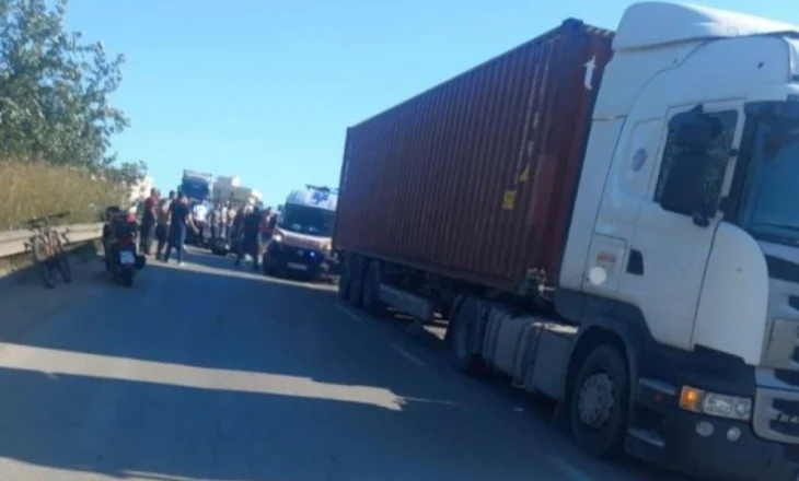 Aksident i rëndë në Durrës, kamioni përplas motomjetin, përfundon në spital 48-vjeçari