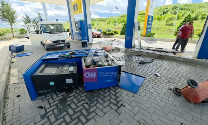 Aksident i rëndë në Korçë, makina shkatërron pikën e karburantit