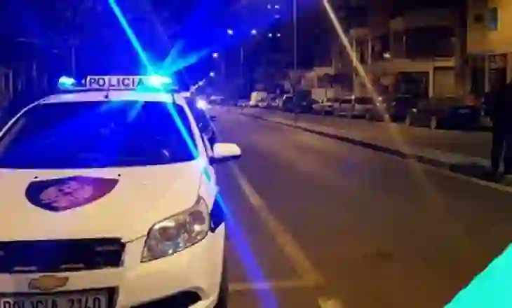 Aksident i rëndë/ Shoferi i dehur përplas dyqan dhe plagos policin gjatë shërbimit