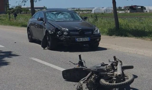 Aksident në aksin Çermë-Divjakë/ Përplaset nga një automjet, përfundon në spital në gjendje të rëndë drejtuesi i motorit