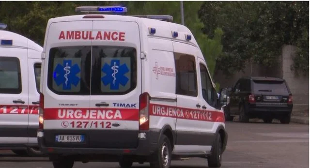 Aksident në aksin Fier-Lushnje, kamioni përplaset me një ambulancë, 4 persona të plagosur