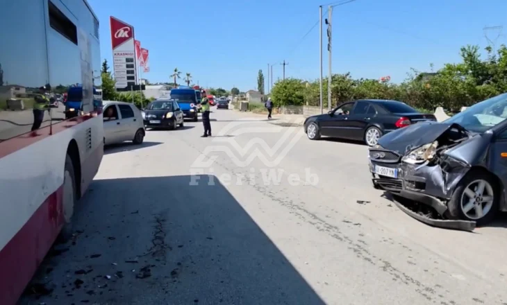 Aksident në aksin Fier–Patos, përplaset automjeti me autobusin e linjës Fier–Roskovec