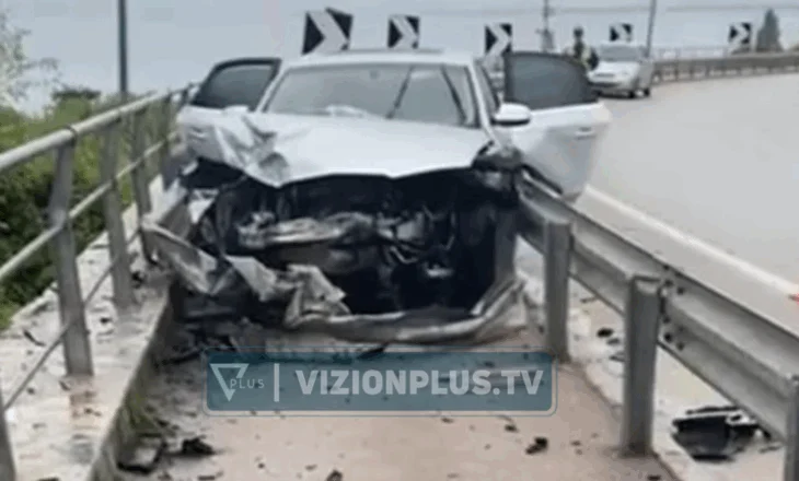 Aksident në aksin Lin-Pogradec, automjeti përplaset me trafikndarësit dhe del nga rruga