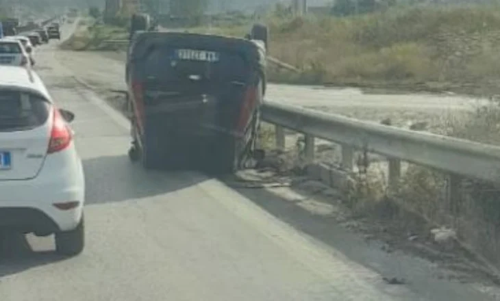Aksident në autostradën Durrës-Tiranë, makina përplaset me trafikndarësen, përmbyset në rrugë
