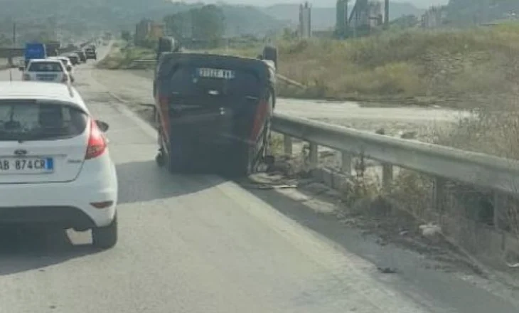 Aksident në Durrës-Tiranë, automjeti përplaset me trafikndarësen dhe përmbyset në rrugë
