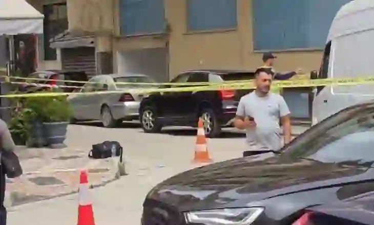 Aksident në Fier, 23-vjeçari përplas për vdekje të moshuarin