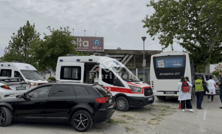 Aksident në Fier – Autobus me shpejtësi përplaset me automjetin e Policisë Bashkiake, disa të lënduar