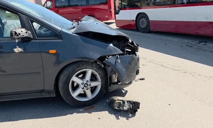 Aksident në Fier, ‘Fordi’ përplaset me autobusin, plagoset drejtuesi i automjetit