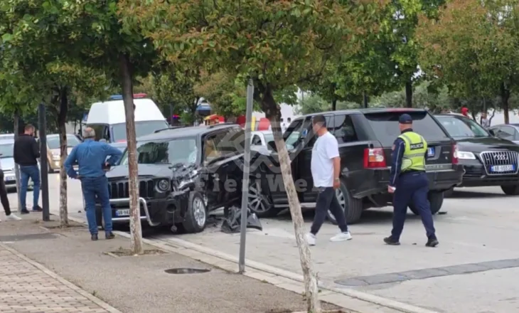 Aksident në Fier pranë shkollës “Jakov Xoxa” – Përplasen 4 automjete, dy persona dërgohen në spital