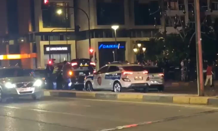 Aksidenti i katërfishtë në kryeqytet, shoferët përleshen me njëri-tjetrin (Detajet)