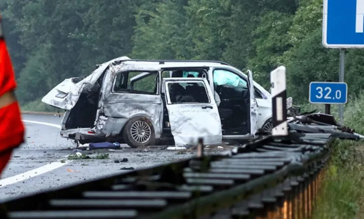 Aksidenti tragjik me 3 shqiptarë të vdekur në Gjermani! Po ktheheshin nga një festë familjare, minibusi doli nga rruga dhe u përmbys