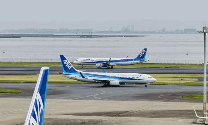 Alarm në ajër: Pasagjeri tenton të hapë derën e avionit, ulje emergjente në Seattle