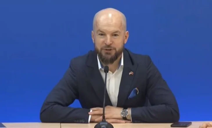 Alfred Lela i “dorëzuar” para mbylljes së votimeve: Ne po luftojmë të mbrojmë dhe by**ët tuaja