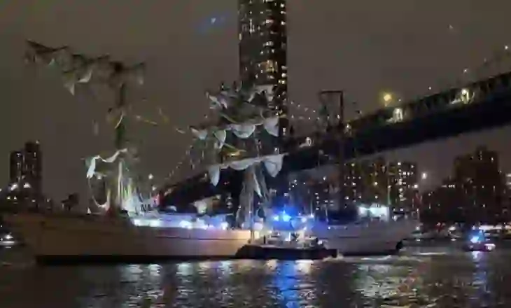 Anija e Marinës Meksikane përplaset me urën ‘Brooklyn’, 2 viktima dhe 17 të plagosur