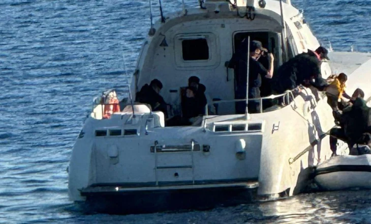 Anija shqiptare shpëton 13 emigrantë në detin Egje, mes tyre dy fëmijë (FOTO)