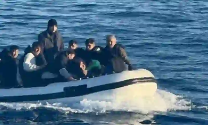 Anija shqiptare shpëton 13 emigrantë në Egje