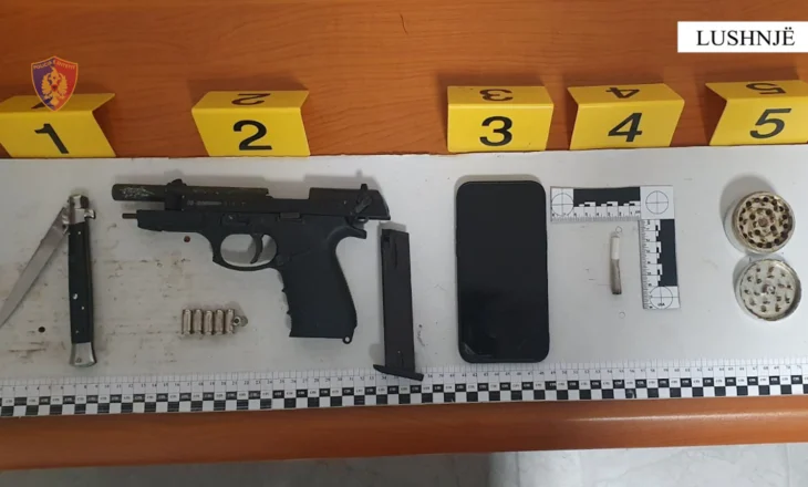 Arrestohet në Lushnjë 28-vjeçari, kapet me armë dhe lëndë narkotike në automjet e banesë