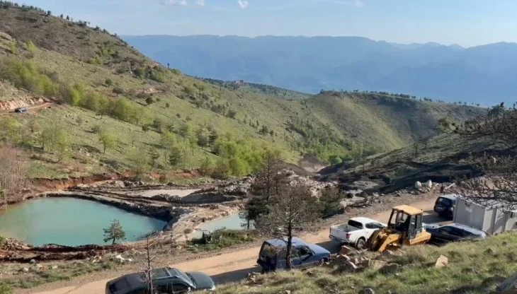 Arrestohet tekniku i kompanisë/ Masivi i kromit zuri poshtë fadromën bashkë me drejtuesin…