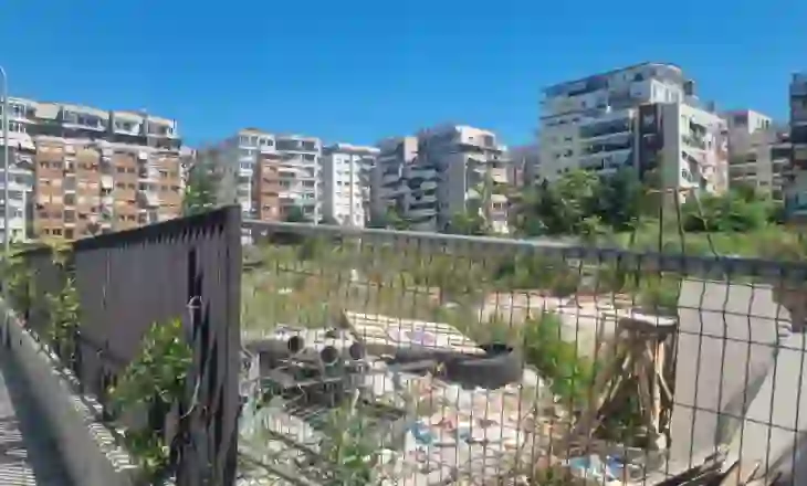 Astir dhe Yzberisht, aty ku shkollat “ngrihen” vetëm për fushatë