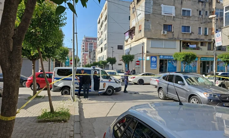 Atentati në Durrës, identifikohet 29-vjeçari i vrarë, pamje nga vendi i ngjarjes