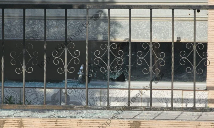 Atentati në Durrës/ Pamje nga vendi i ngjarjes, plumbat kapën edhe qendrën shëndetësore